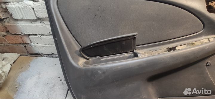 Обшивка двери передней левой Toyota Avensis T220