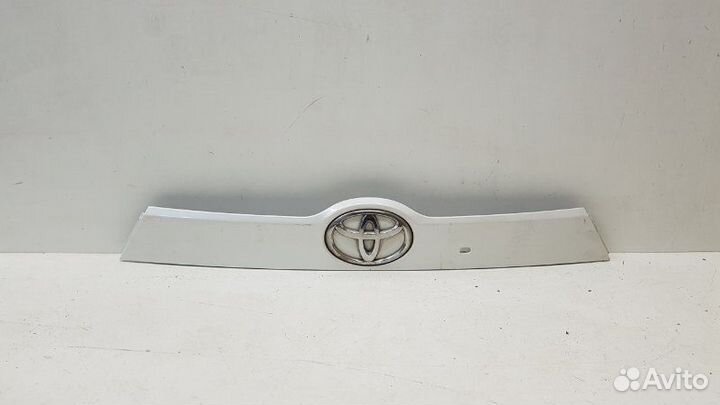 Накладка крышки багажника задняя Toyota Highlander