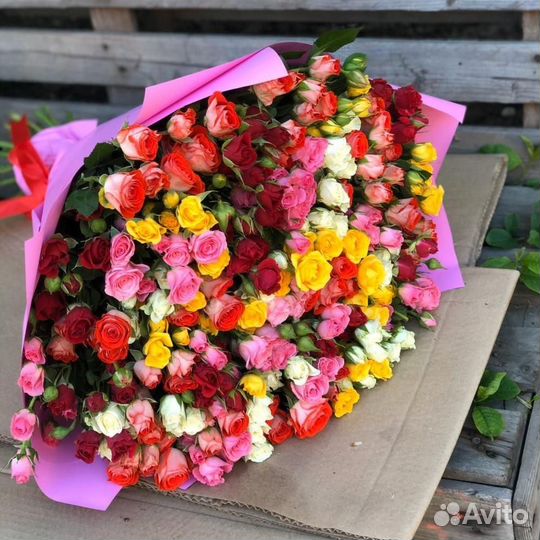 Букет разноцветных кустовых роз, 50см 27 шт