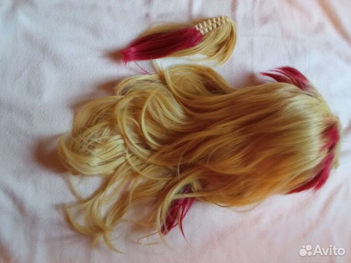 Парик блонд с красными перьями унисекс
