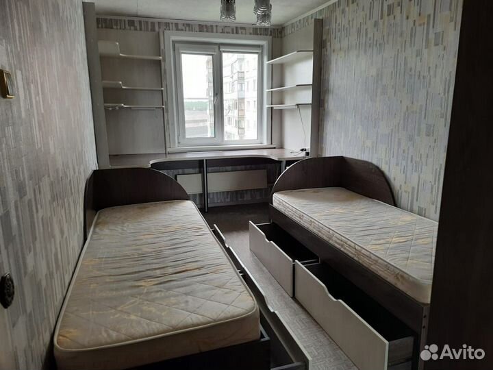 Стол под подоконник с полками