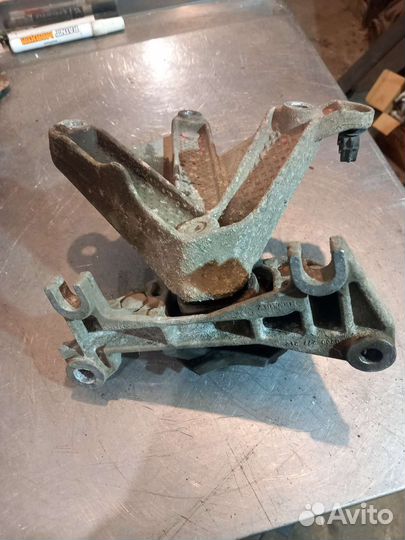 Кронштейн крепления МКПП Renault Megane2