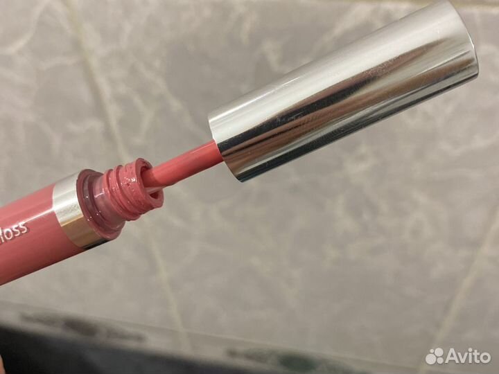 Блеск для губ, лак для ногтей