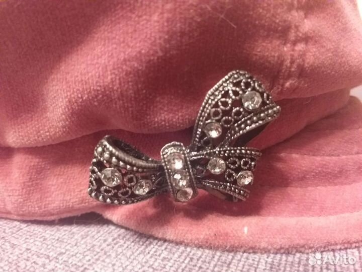 Кепка с красивой брошкой.Осень.