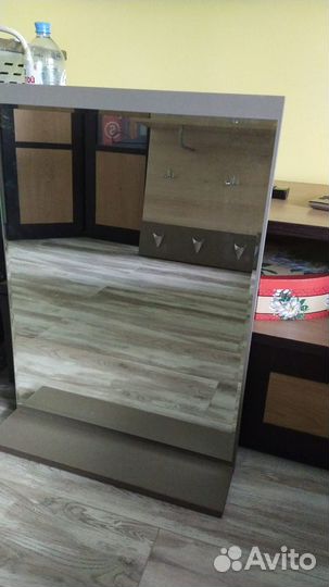 Продам зеркало с полкой
