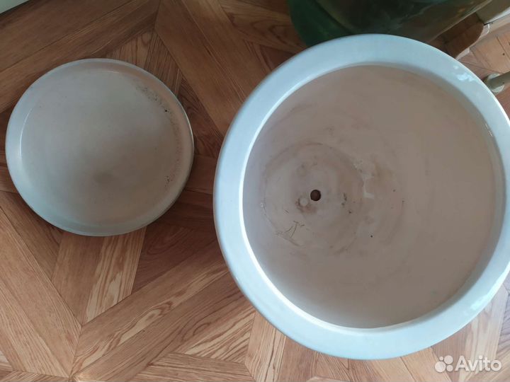 Большой цветочный горшок