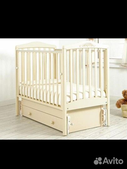 Детская кроватка с маятником