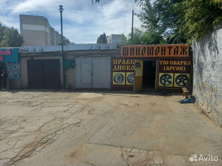 Ученик мастера шиномонтажа