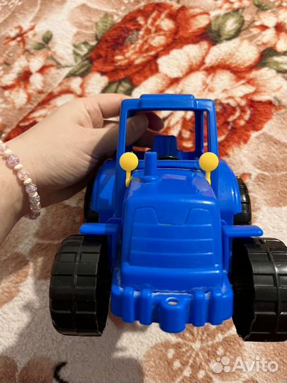 Игрушка синий трактор