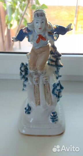 Фарфоровая статуэтка 