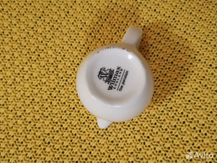 Кувшин для вина со стаканами и молочник