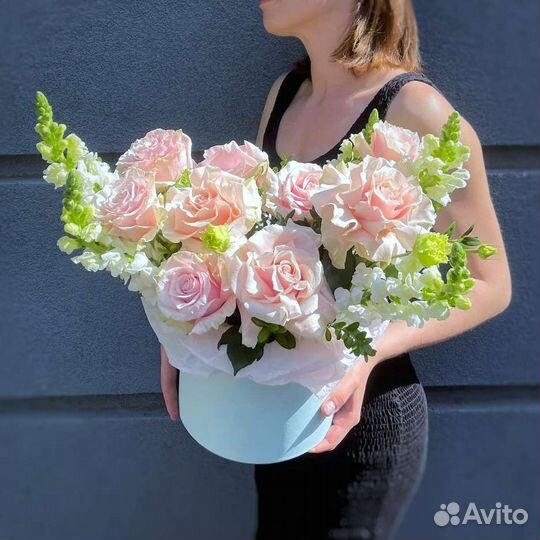 Цветы в коробке: французская роза и львиный зев