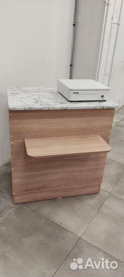 Кассовый ящик для денег. Стол