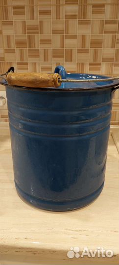 Эмалированное ведро с крышкой