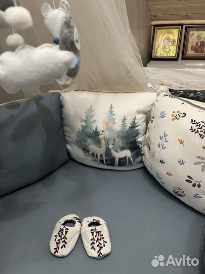 Детская кроватка с маятником