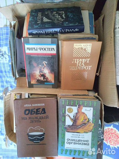 4 ящика книг журналов словарей разных жанров