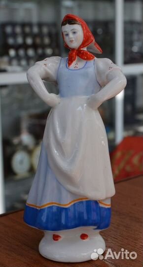 Фарфоровая статуэтка- танцующая девушка. крестьянк
