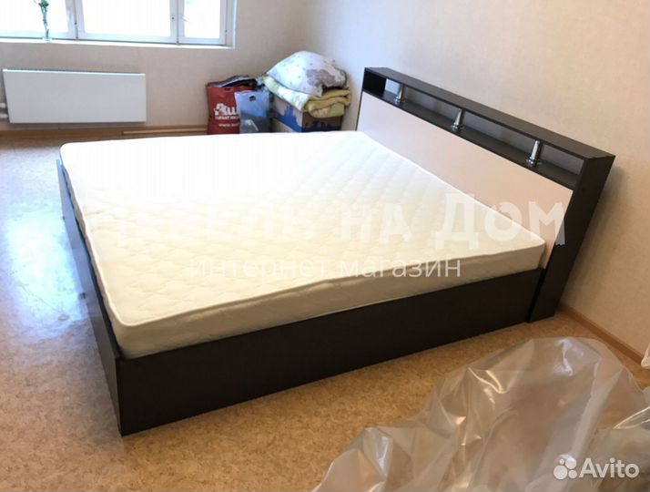 Кровать двухспальная с матрасом
