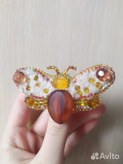 Брошь из бисера ручной работы