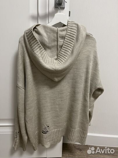 Свитер женский рваный