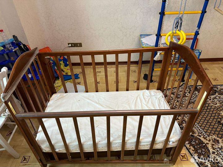 Кровать детская с маятником