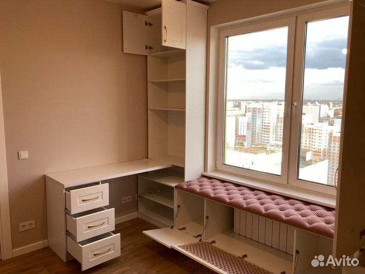 Детская рабочая зона у окна