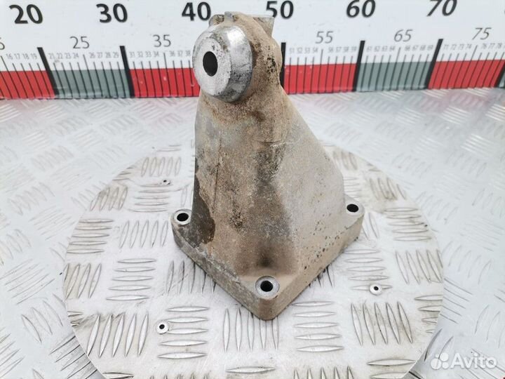 Кронштейн двигателя Mercedes-Benz C-Класс