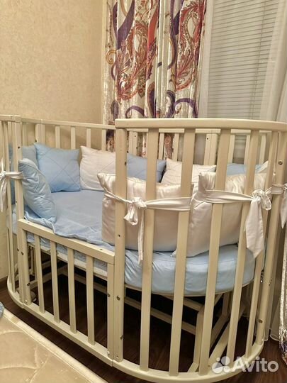 Детская кроватка с маятником