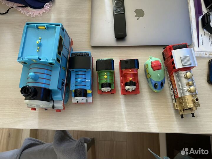 Паровозик томас на батарейках tomy игрушки