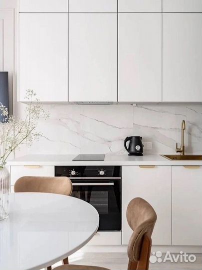 Белая кухня с золотыми ручками