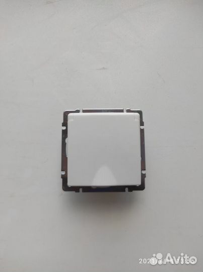 Розетка и выключатель