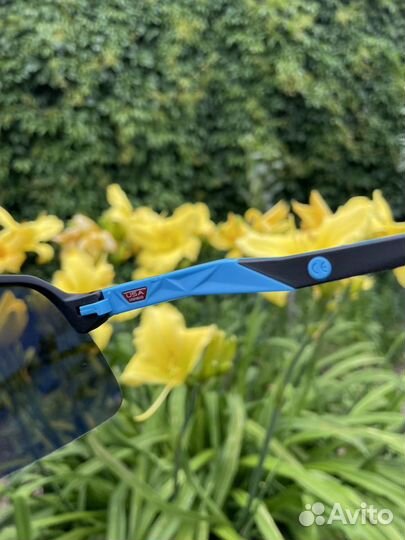 Солнцезащитные очки Oakley Sutro Lite Prizm Blue