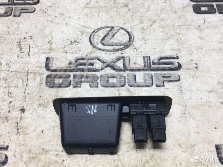Кнопка крышки багажника зад. Lexus NX300h