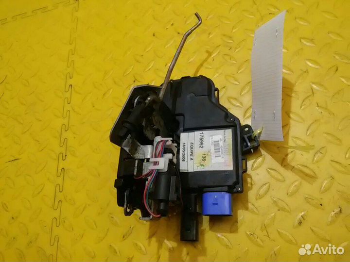 Замок двери задней правой A8 (D3,4E)