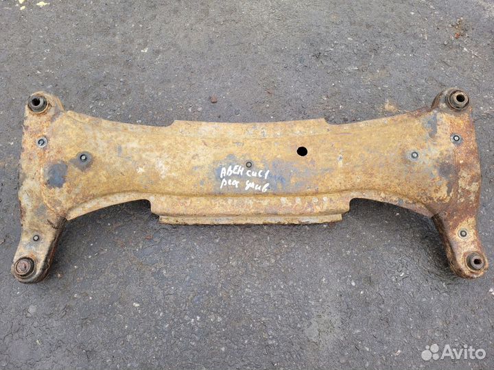 Подрамник задний на Toyota Avensis 1