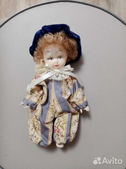 Кукла фарфоровая