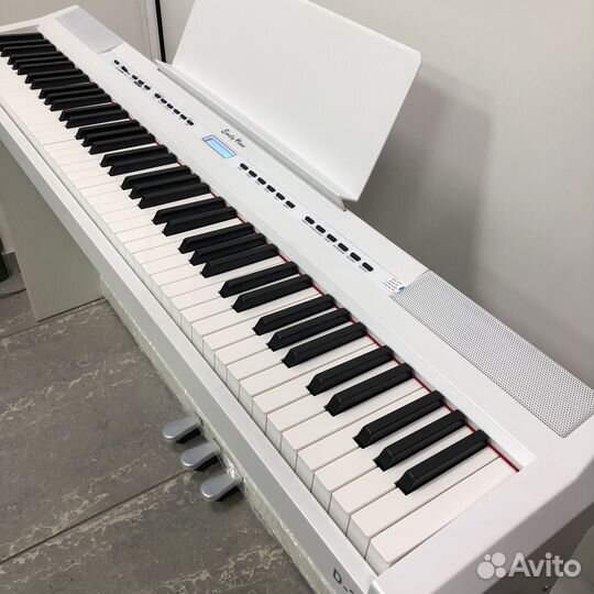 Новое цифровое фортепиано в белом цвете