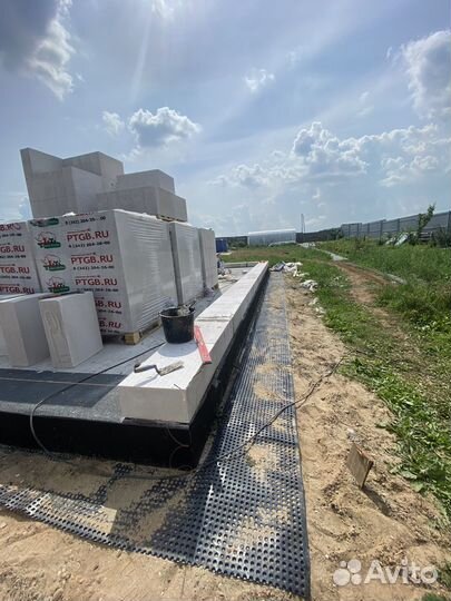 Строительная бригада, кладка блоков