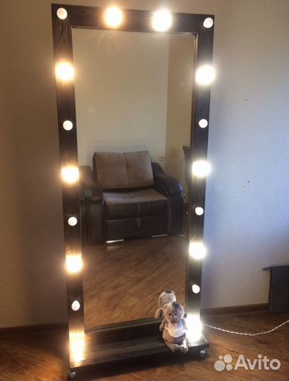 Гримерное зеркало с лампочками