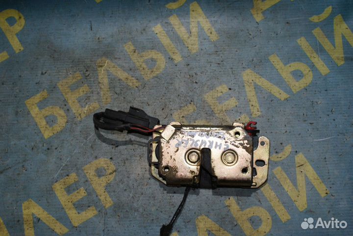 Замок крышки багажника Chrysler Voyager 4