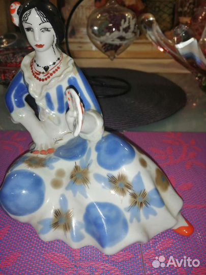 Фарфоровая статуэтка