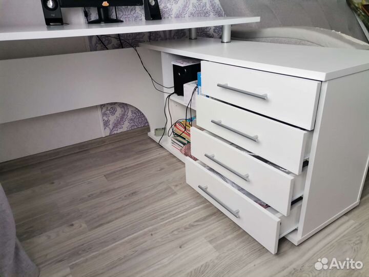 Угловой письменный стол