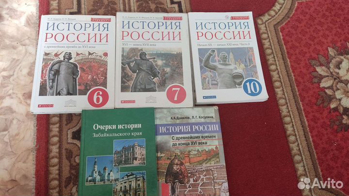 Учебники и рабочие тетради (листайте фотографии)