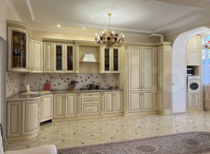 3-к. квартира, 140 м², 1/10 эт.