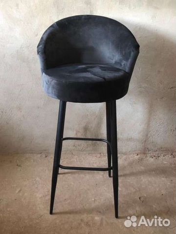 Барный стул из чёрного велюра