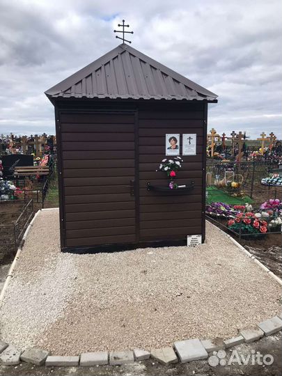 Оградки на могилу на кладбище, Кресты, Лавочки