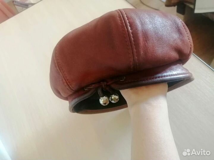 Кепка кожаная женская