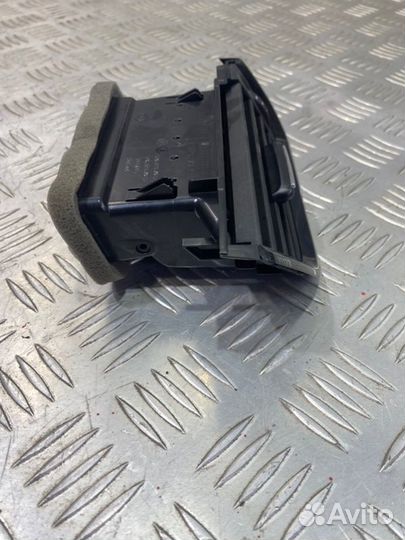 Дефлектор воздушный правый Skoda Octavia 5E cwva