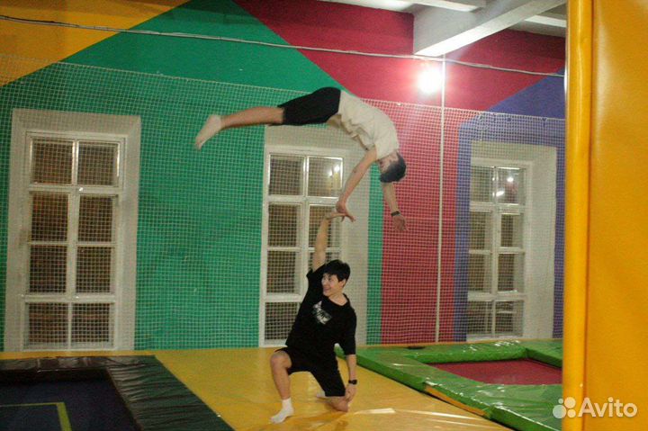 Тренер по прыжкам на батуте