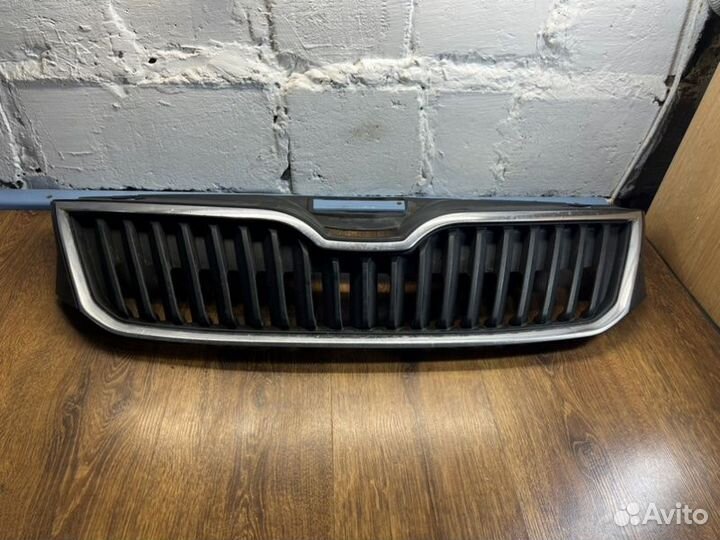 Решетка радиатора передняя Skoda Rapid лифтбек 1.6